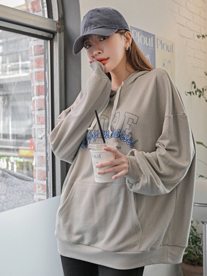 DAZY 文字グラフィック ドロップショルダー カンガルーポケット