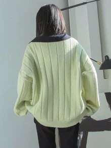 DAZY 撞色拼接字母刺繡落肩毛衣 - 綠色 - 查看 2