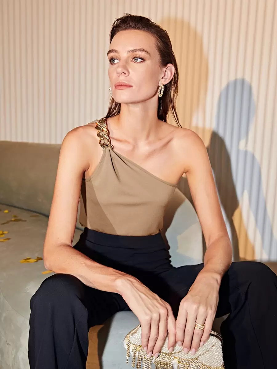 MOTF PREMIUM Top de un hombro con cadena - Caqui - Ver 1