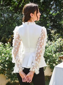 Modelyn Top aplique floral bajo con fruncido ribete fruncido - Blanco - Ver 3