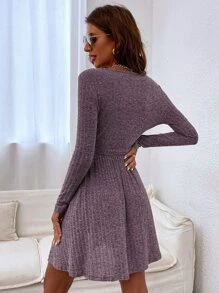 Vestido con cinturón unicolor tejido de canalé cruzado de cuello V - Púrpura malva - Ver 2