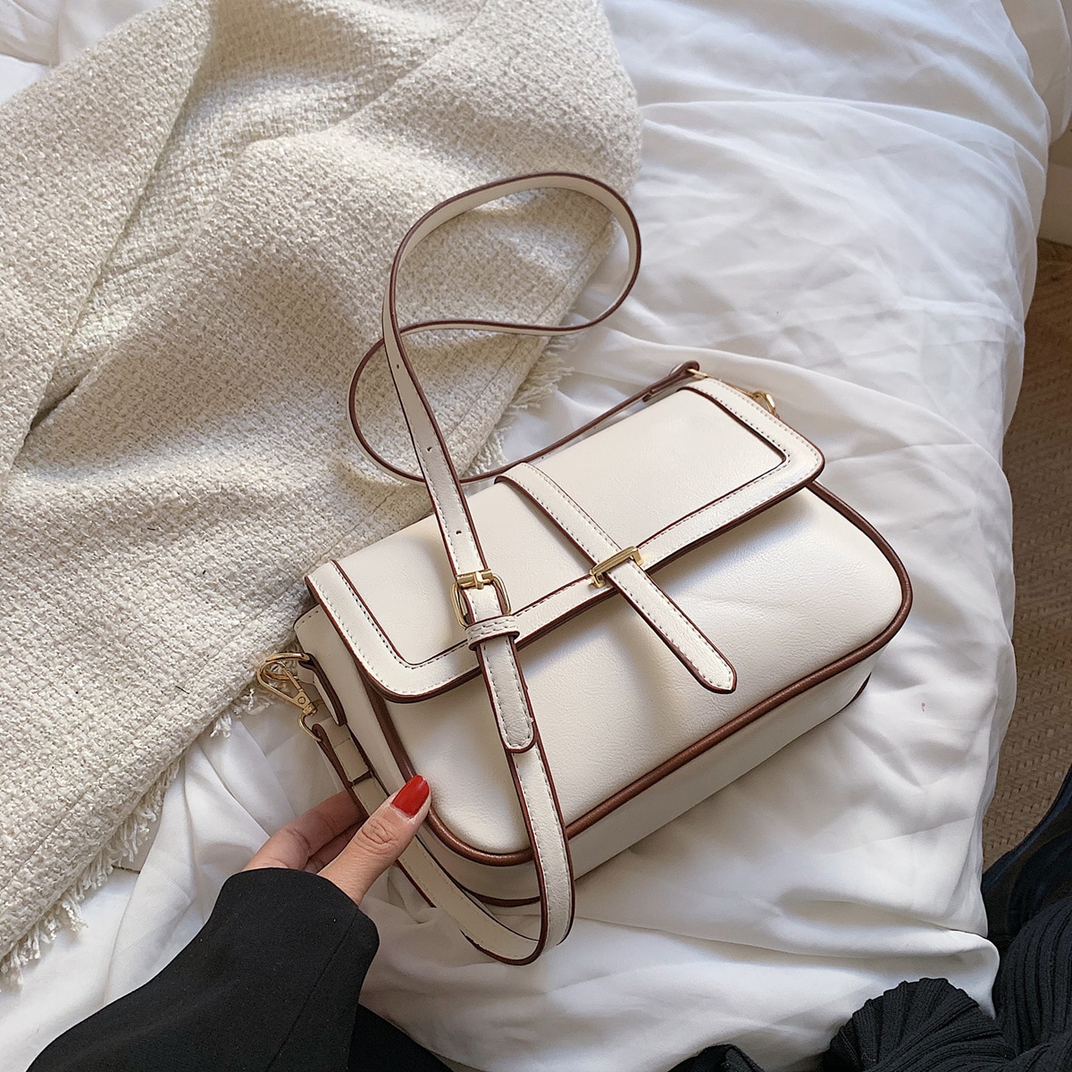 Bolsa cuadrada minimalista con diseño metal con solapa