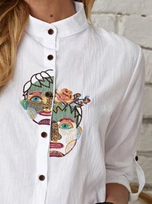 Bluse mit Figur Stickereien und gerollten Ärmeln