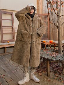 DAZY 落肩袖雙口袋連帽絨毛牛角扣大衣 - 駝色 - 查看 11