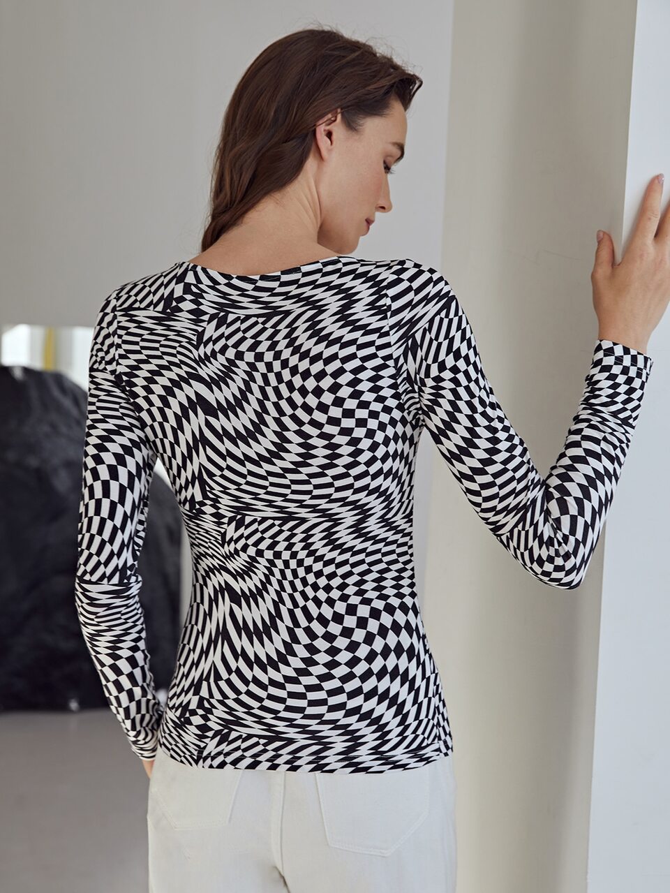 VISCOSE ASYMMETRICAL NECK BROOCH T-SHIRT