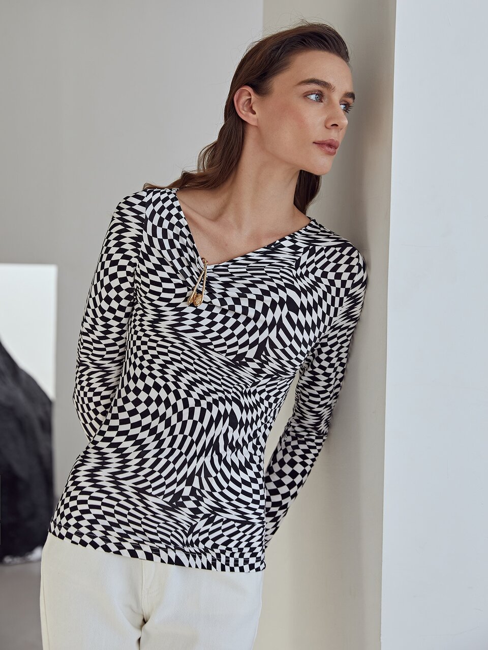 VISCOSE ASYMMETRICAL NECK BROOCH T-SHIRT