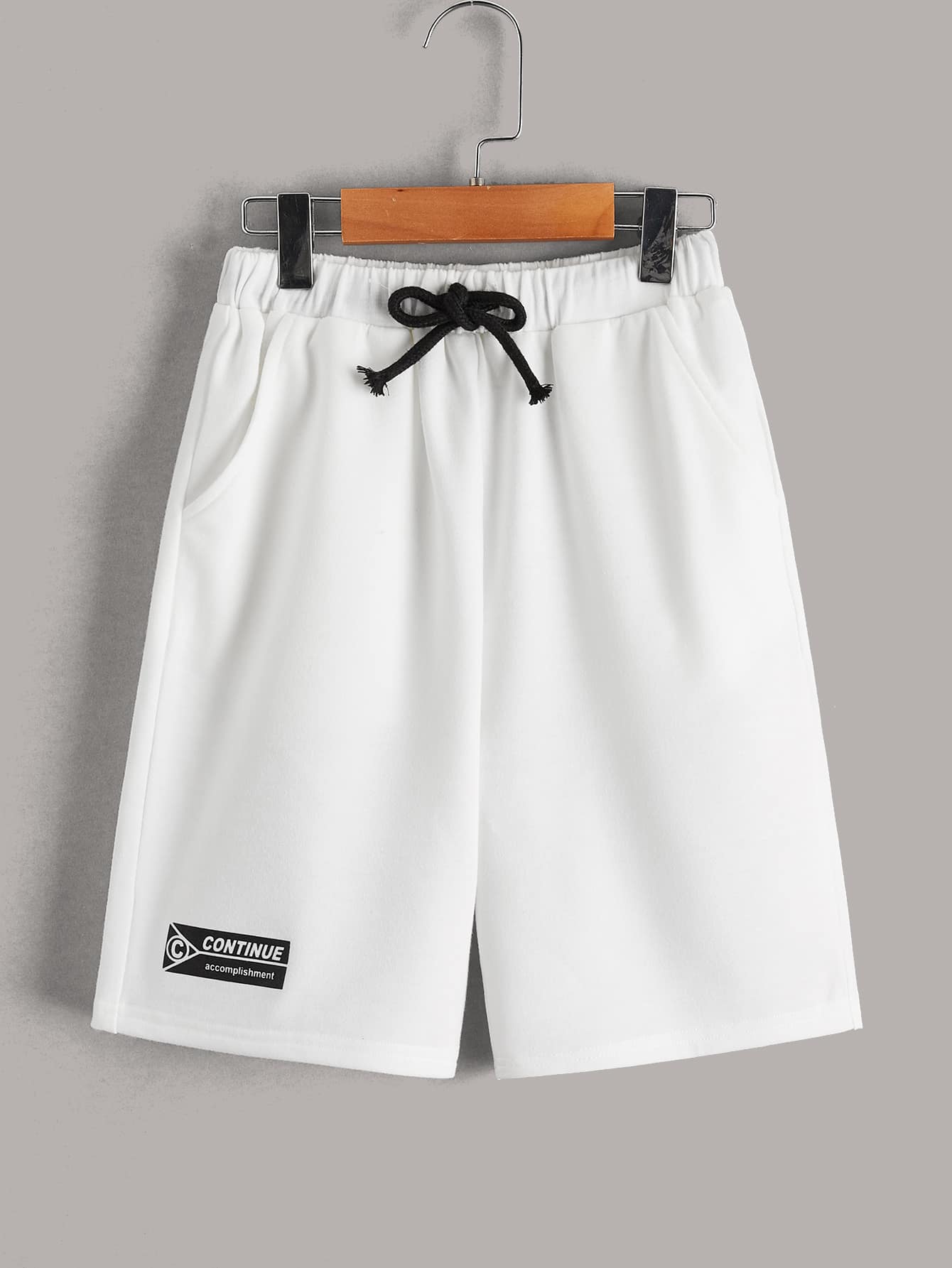 SHEIN 男孩字母貼布腰部打結短褲