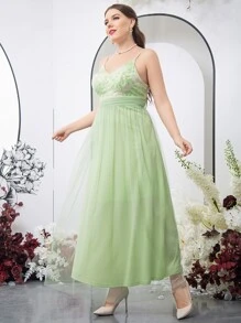 SHEIN Belle 大碼花卉刺繡緊身上衣網紗邊吊帶裙伴娘禮服