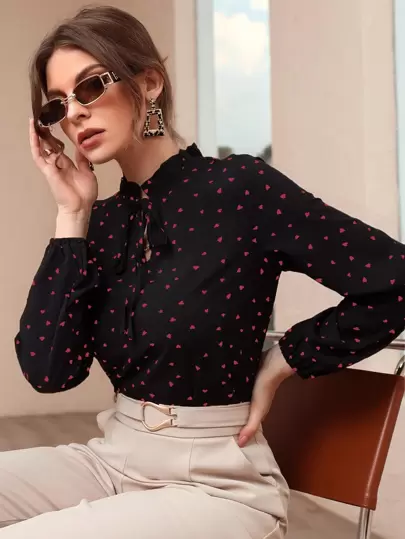 Mulvari Blusa con estampado de corazón fruncido de cuello con cordón