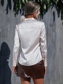 素色緞面襯衫和PU皮革開衩半身裙 - 彩色 - 查看 2