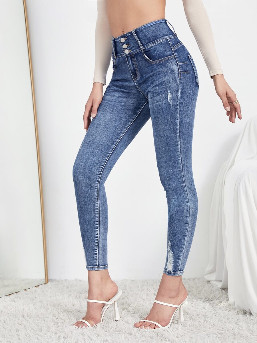 SHEIN Essnce 紐扣細節破洞緊身牛仔褲 - 中等水洗藍 - 查看 1