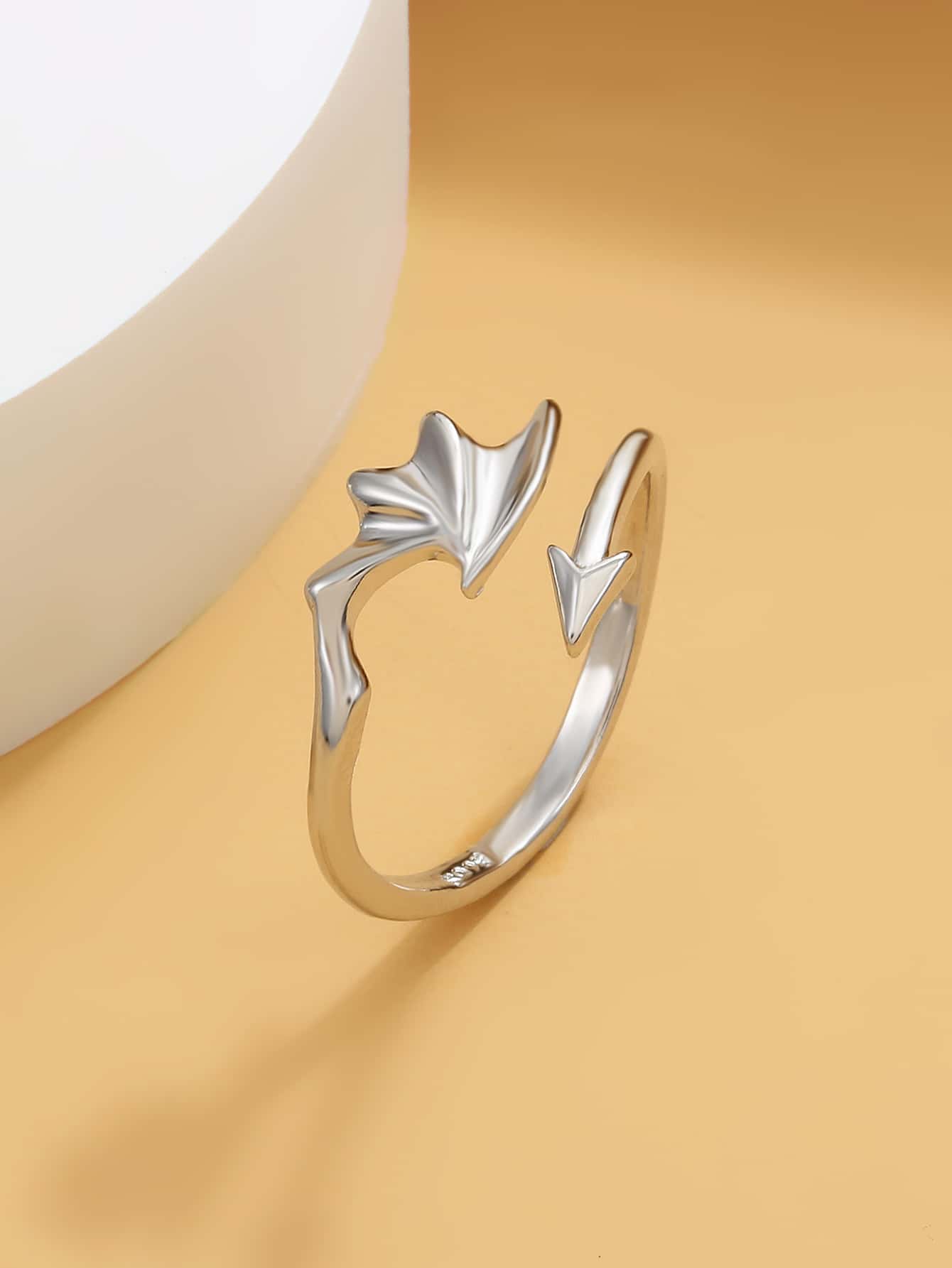 Anillo flecha con diseño - Plateado - Ver 1