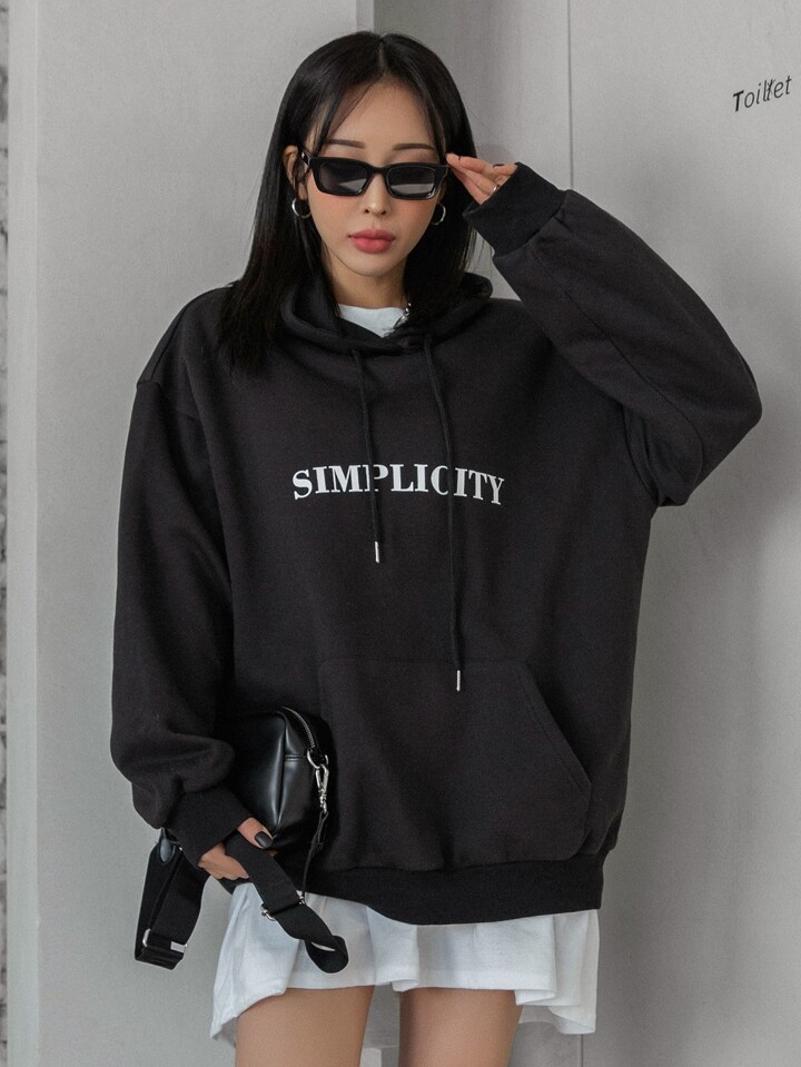 DAZY 文字グラフィック ドロップショルダー カンガルーポケット ドローストリ DAZY スローガングラフィック カンガルーポケット ドロップ
