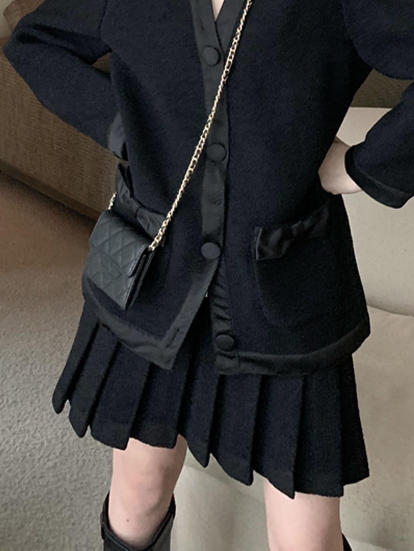 Rok Lipit dengan Resleting Polos - Hitam - View 1