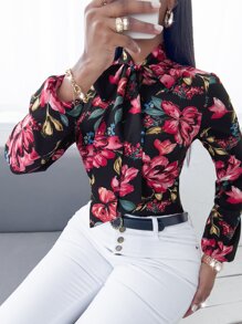 Blusa con estampado floral de cuello con cordón - Negro - Ver 5