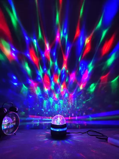 1个水波纹投影灯，红/蓝/绿三色卧室装饰灯，天花板装饰投影灯，USB可旋转装饰灯，生日派对氛围灯