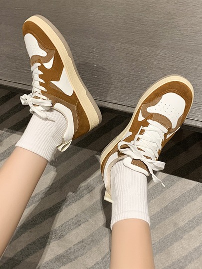 Nuovi Sneaker casual con plateau alto, punta tonda, allacciatura, effetto patchwork e colore acceso, di moda per donne