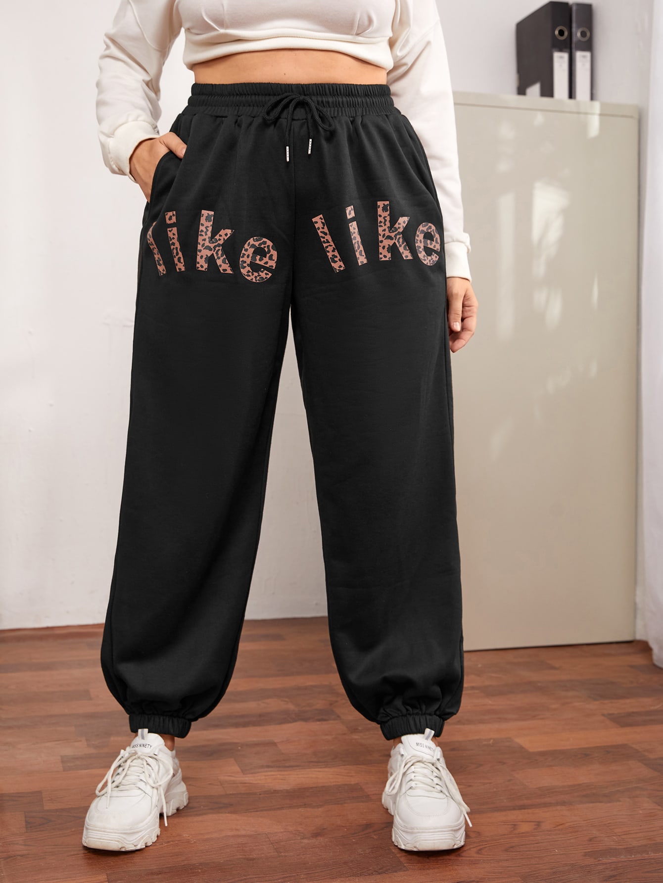 Pantaloni ampi leopardati con striscia laterale in raso Pantaloni ampi leopardati con striscia laterale in raso