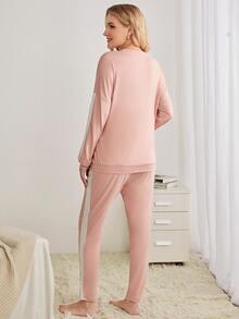 孕婦拼接側邊接縫落肩袖運動衫和可調節腰圍長褲休閒服套裝 - 淺粉色 - 查看 2