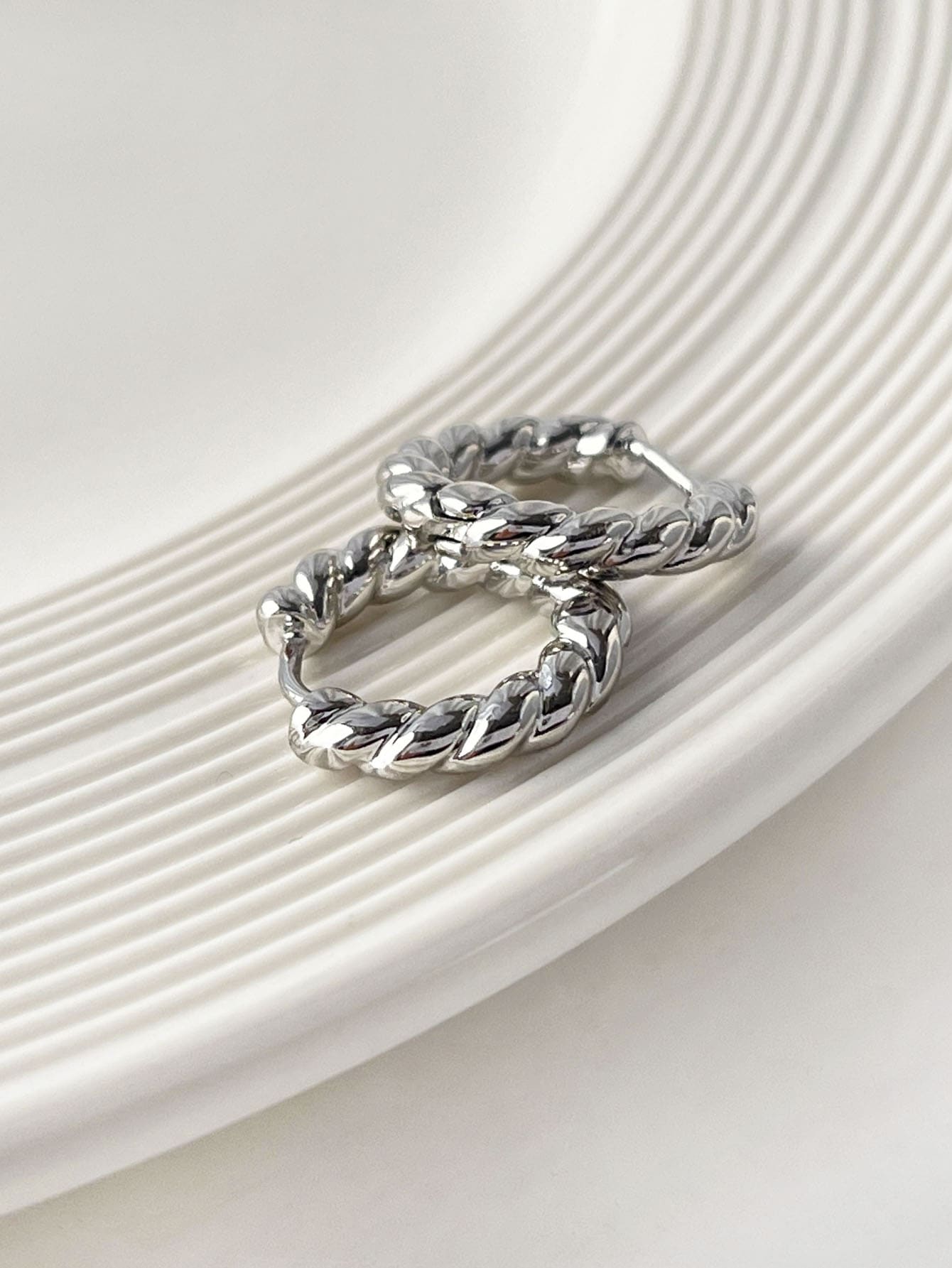 扭結圓耳環 - 銀色 - 查看 1