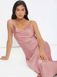 BizChic Robe À Fines Brides À Col Bénitier Unicolore Vêtements De Travail
