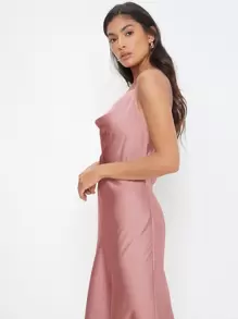 BizChic Robe À Fines Brides À Col Bénitier Unicolore Vêtements De Travail