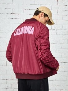 Manfinity Homme Hombres Cazadora con estampado de letra de manga fruncido - Burdeos - Ver 2