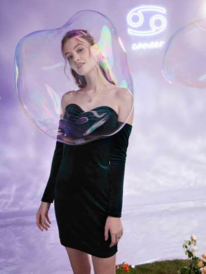 Vestido ajustado unicolor de terciopelo fruncido de hombros descubiertos