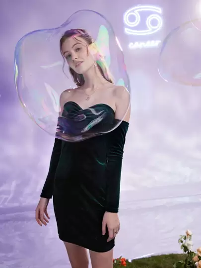 ROMWE 素色絲絨褶邊一字領緊身洋裝