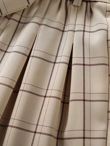 女孩格紋附腰帶短褲