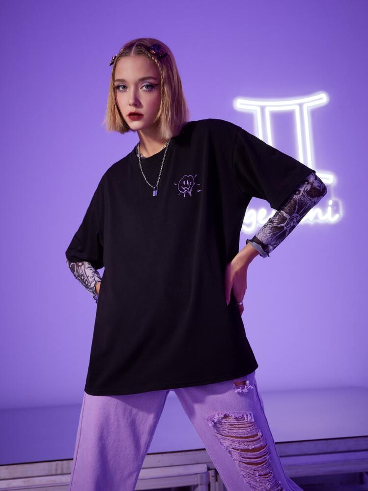 ROMWE Street Life เสื้อยืด Gemini กราฟิกตัวอักษรและการ์ตูน ไม่รวมเสื้อตาข่าย - สีดำ - ดู 2