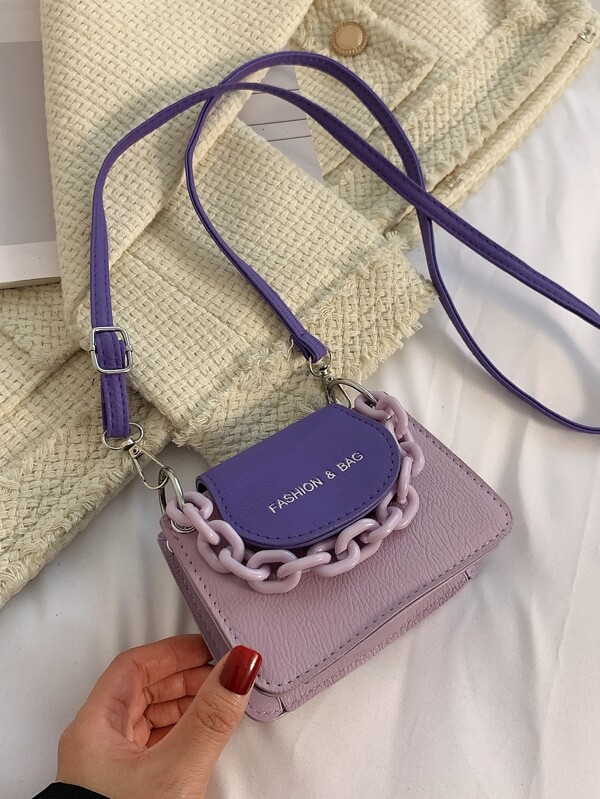 Quadratische Tasche mit Kette Dekor und Klappe