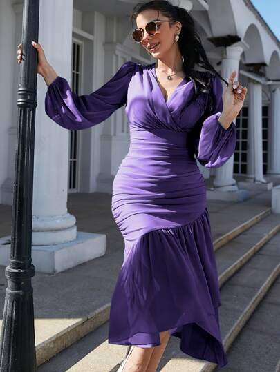 فستان موحدة اللون متداخل بياقة V ثنية حافة مكشكشة