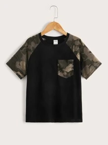 SHEIN 男孩迷彩插肩袖口袋細節T恤