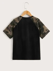 SHEIN 男孩迷彩插肩袖口袋細節T恤