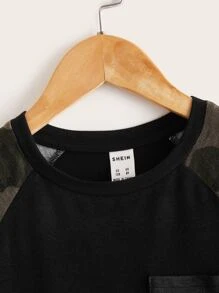 SHEIN 男孩迷彩插肩袖口袋細節T恤