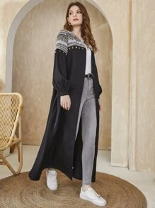 Al Najma Abaya mit Geo-Muster, Metalldetails, Laternenärmeln und Gürtel, lange Ärmel, bescheidenes, langes Gewand