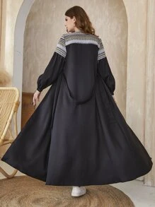 Al Najma Abaya mit Geo-Muster, Metalldetails, Laternenärmeln und Gürtel, lange Ärmel, bescheidenes, langes Gewand