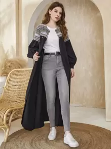 Al Najma Abaya mit Geo-Muster, Metalldetails, Laternenärmeln und Gürtel, lange Ärmel, bescheidenes, langes Gewand