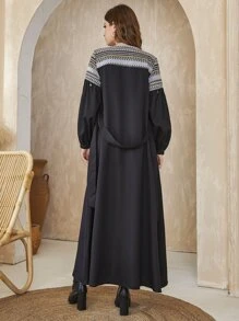 Al Najma Abaya mit Geo-Muster, Metalldetails, Laternenärmeln und Gürtel, lange Ärmel, bescheidenes, langes Gewand