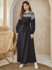 Al Najma Abaya mit Geo-Muster, Metalldetails, Laternenärmeln und Gürtel, lange Ärmel, bescheidenes, langes Gewand