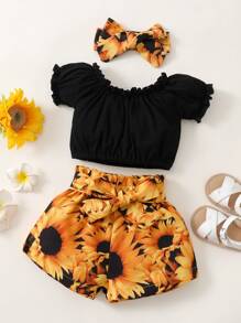 女婴褶邊上衣和花卉短褲和髮帶