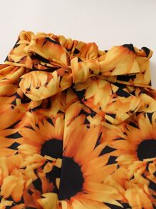 女婴褶邊上衣和花卉短褲和髮帶