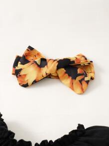 女婴褶邊上衣和花卉短褲和髮帶