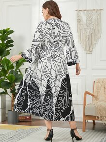 大碼植物印花交叉領喇叭袖繫腰帶連衣裙 - 黑與白 - 查看 2