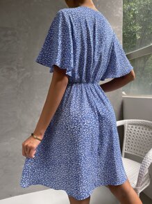 SHEIN LUNE 小碎花蝴蝶袖交叉領前繫帶連衣裙 - 藍白色 - 查看 3