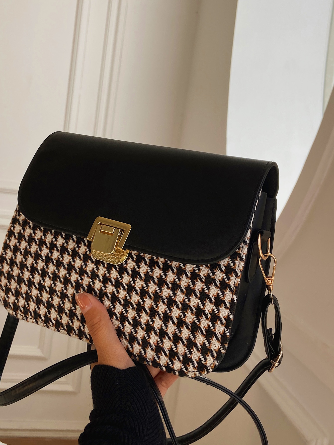 Our Houndstooth Graphic Flap Crossbody Bag is such a vibe - ROMWE