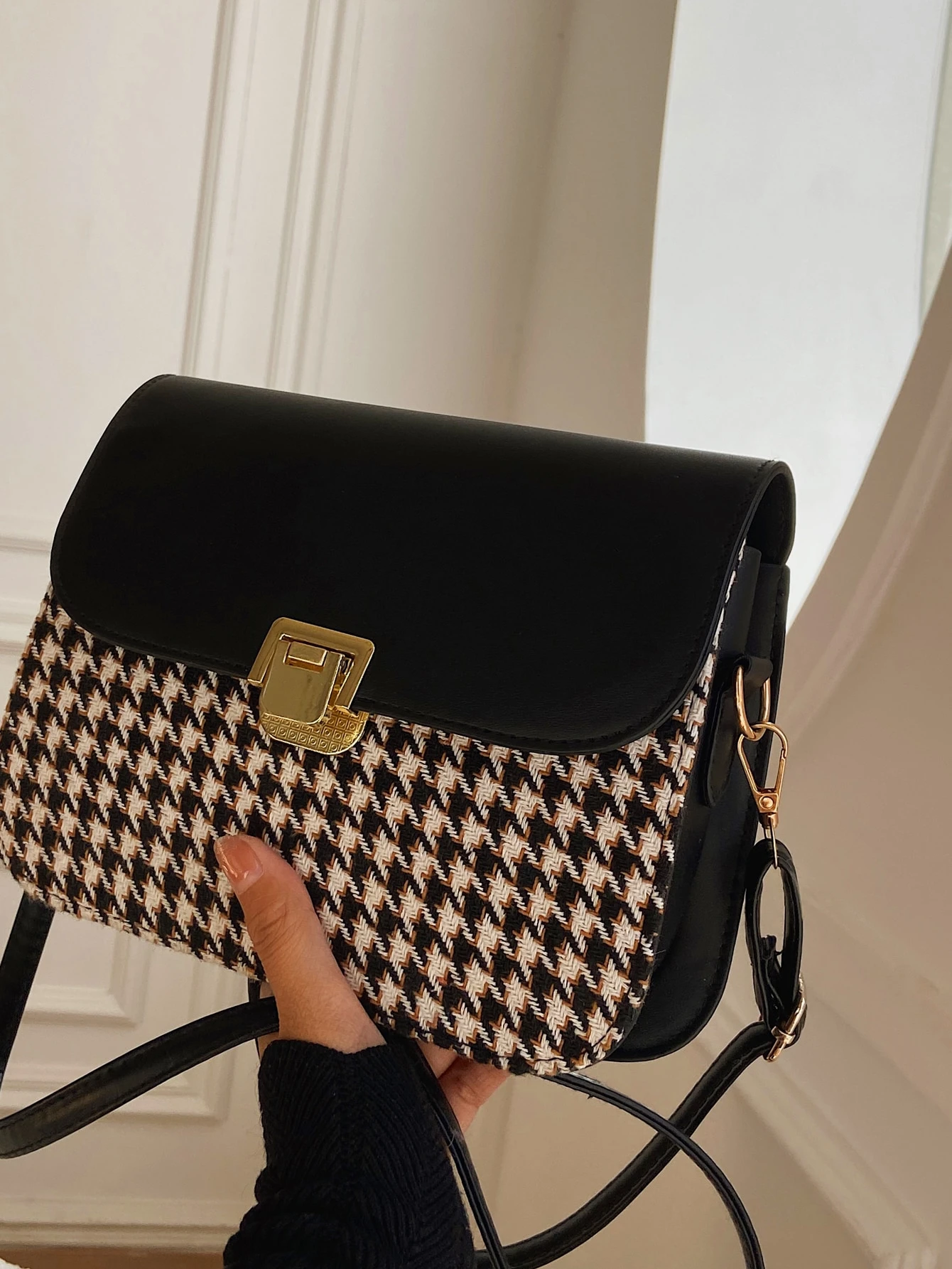 Our Houndstooth Graphic Flap Crossbody Bag is such a vibe - ROMWE