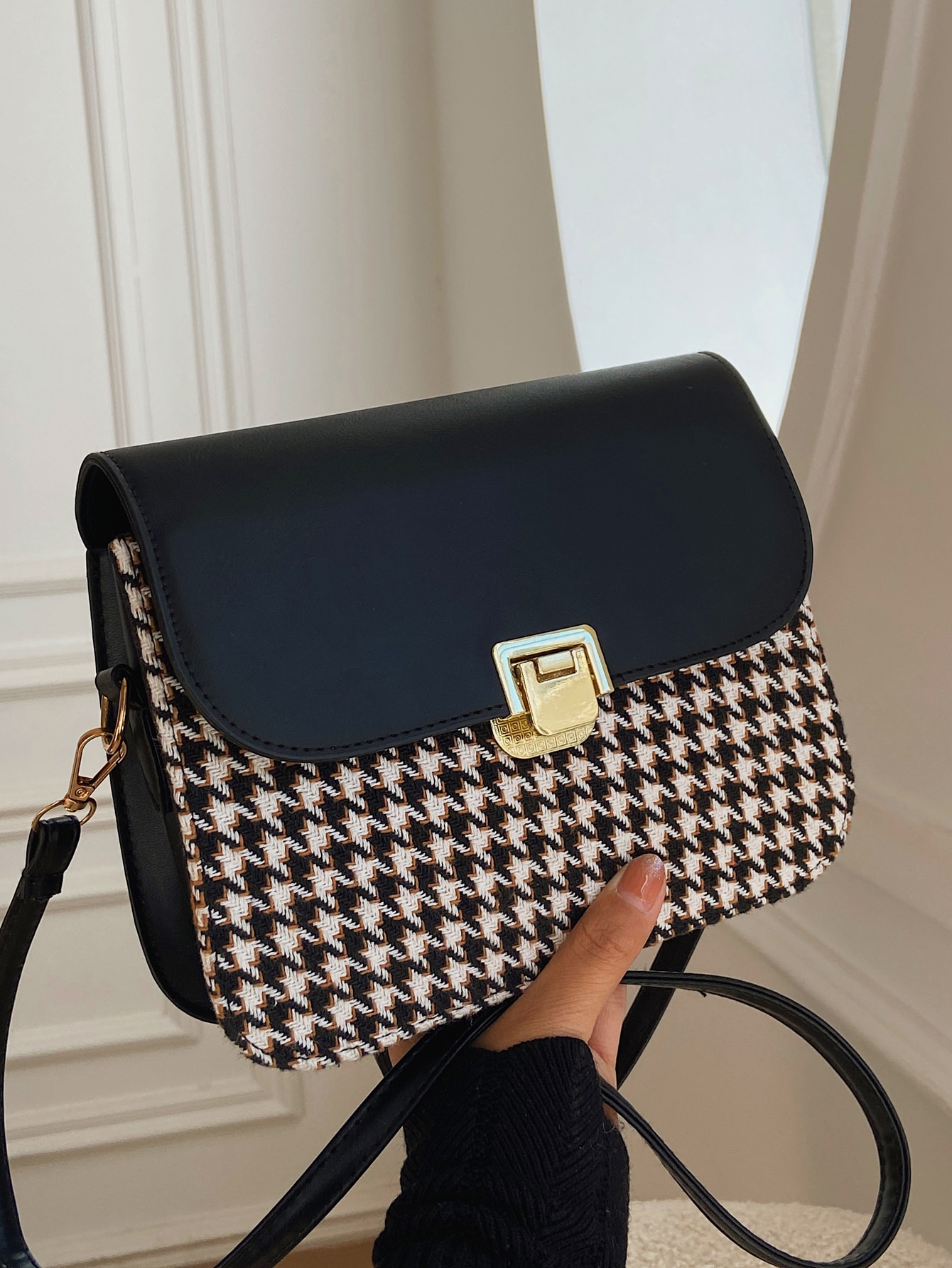 Our Houndstooth Graphic Flap Crossbody Bag is such a vibe - ROMWE