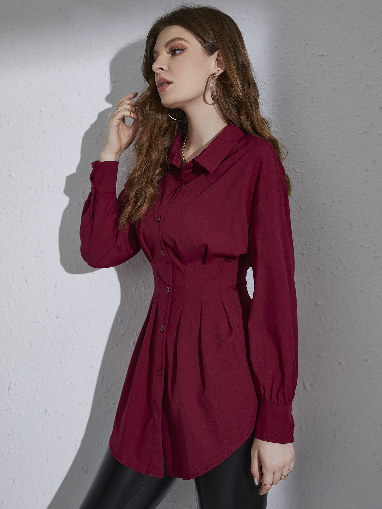 Mulvari قميص أحمر بوردو بياقة منسدلة وخصر مطوي بدو...